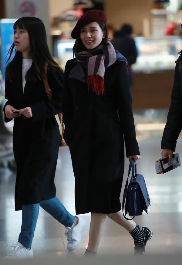 刘诗诗的长相挺温婉的,穿复古风的大衣港味十足,太有魅力了