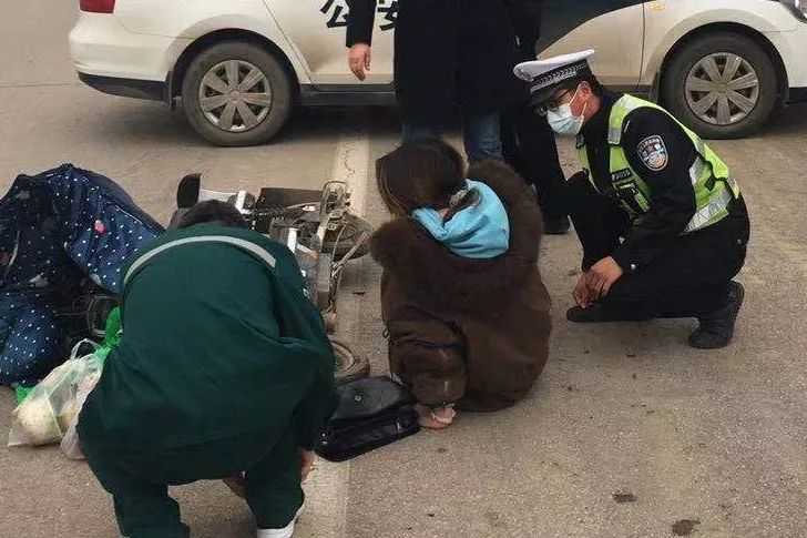 平乡交警紧急救助事故伤者受称赞 腾讯新闻