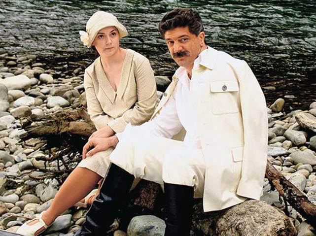 为抗拒丈夫,32岁的美丽妻子,在自家卧室饮弹自杀.