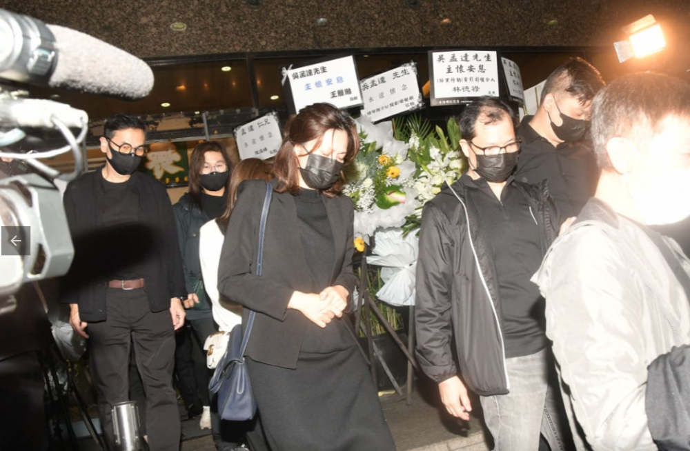3月7日晚上丧礼结束后,港媒拍到吴孟达的遗孀侯珊燕与亲友从灵堂离去