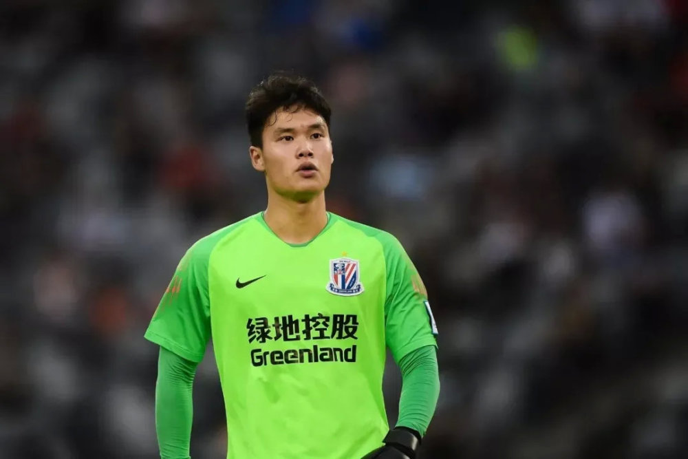 在门将位置上,重庆当代今年有叶尔杰提和隋维杰两人离开,目前在队内