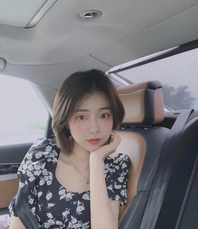 30岁以上经常短发的女人,活该显老