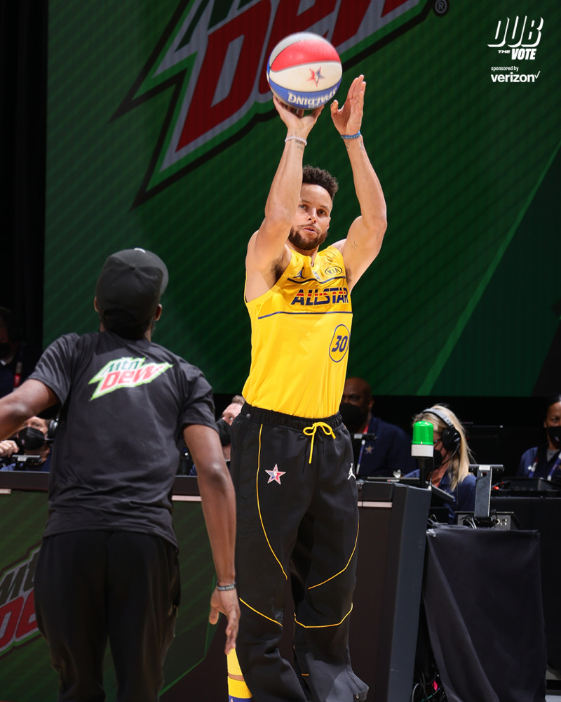 三分之神库里花球绝杀康利时隔6年再斩获三分大赛冠军