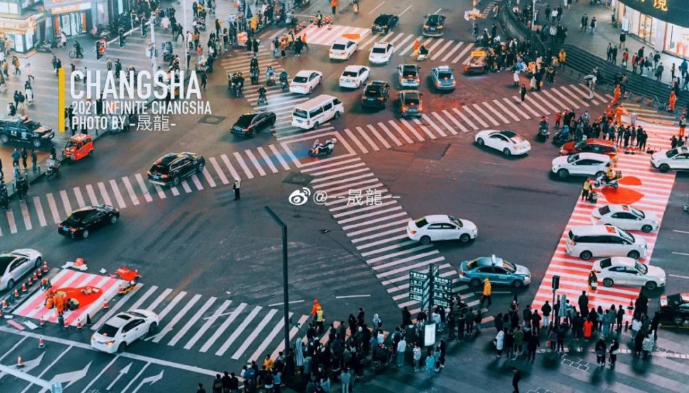 在人来人往的黄兴铜像斑马线处 此举吸引了不少逛街的市民