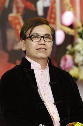 参演电影有《僵尸先生》《倚天屠龙记》《赌神》《九品芝麻官》《百变