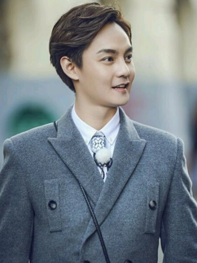 尹正吃饭被路人偶遇,暴涨20斤,看清本人:好像那谁?_腾讯新闻