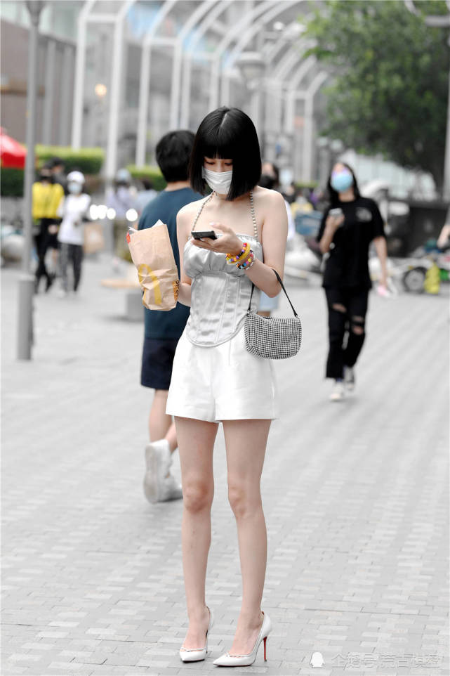 白色短裤搭配白色尖头细跟鞋,10厘米的高度,更显骨感身材
