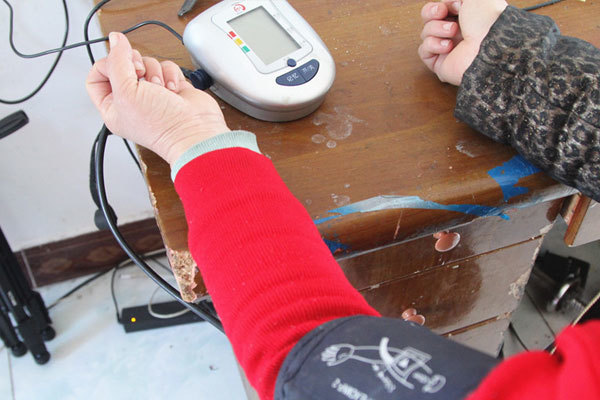 脑中风|中风不是说得就得的，59岁阿姨，及时发现身体异常，救了自己一命