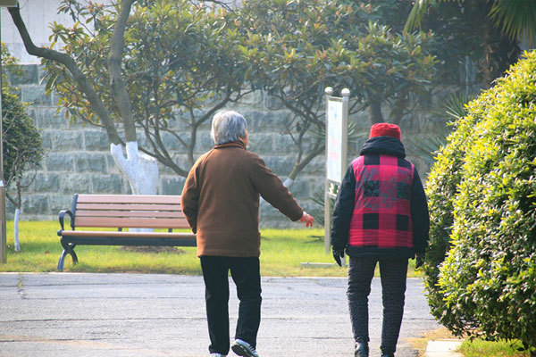 脑中风|中风不是说得就得的，59岁阿姨，及时发现身体异常，救了自己一命