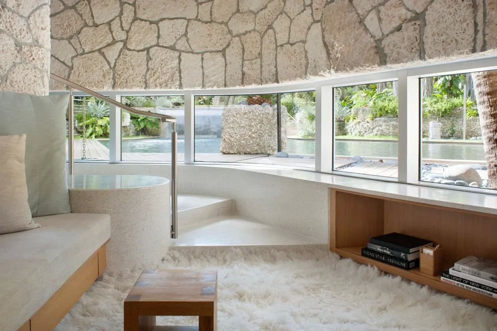 02下沉式庭院将下沉式的空间理念运用到室外,制作出一个凹进式室外