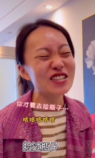 女网红"贝勒爷"打工时期照片曝光,站舞台上给新娘提裙子,如今却月入