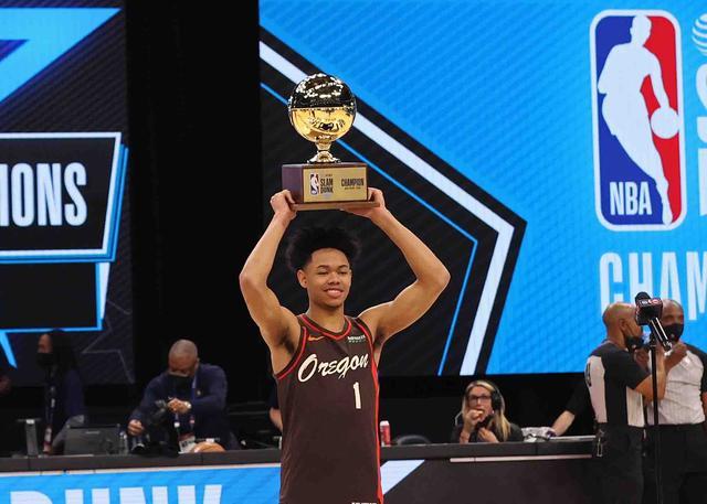 全明星扣篮大赛:西蒙斯险胜托平夺冠