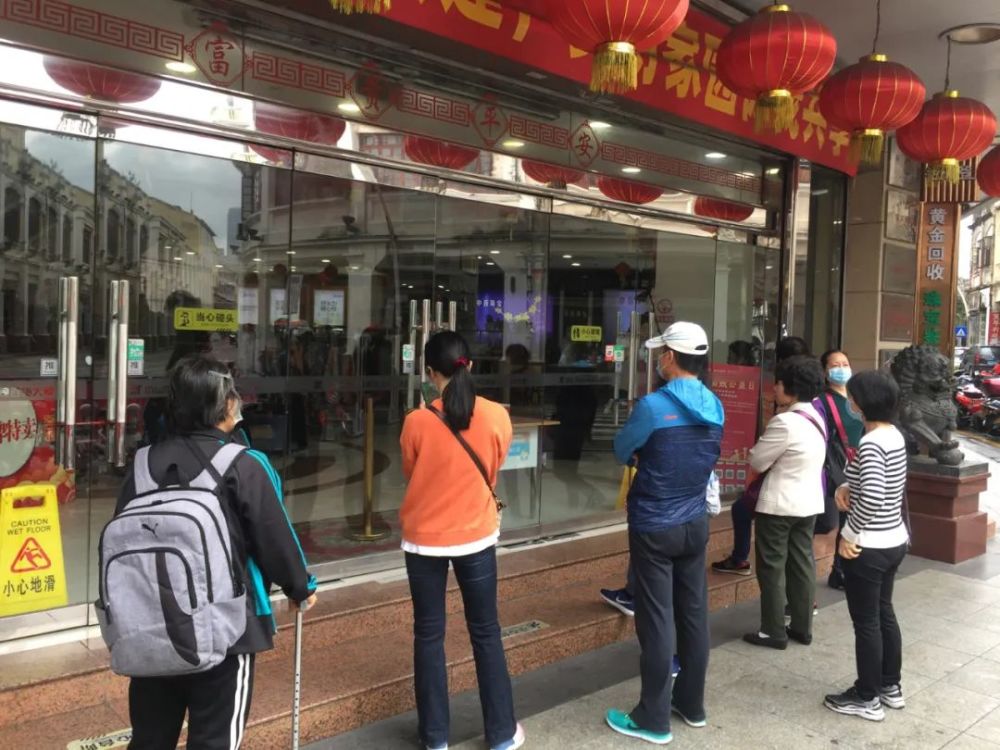 只见中山百货大门上方楼体两侧已经挂上了"谢幕"两个大字,还写着"传承