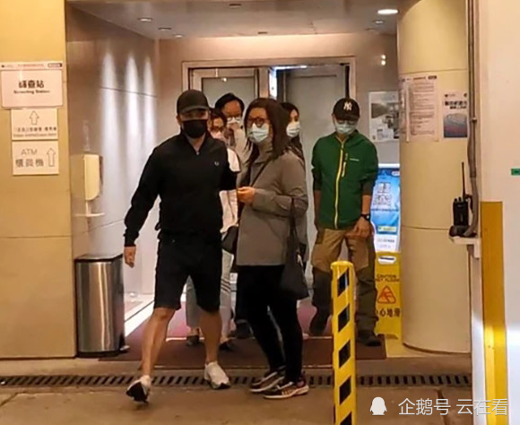 著名香港影星吴孟达丧礼举行好友周星驰现身送花圈