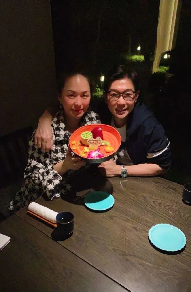 品冠模特妻子太显老穿宽松西服身材臃肿额头细纹加深年龄感