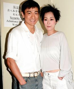 外出,两人挽着胳膊举动亲密,于是各方媒体都在传关淑怡和曾志伟的绯闻