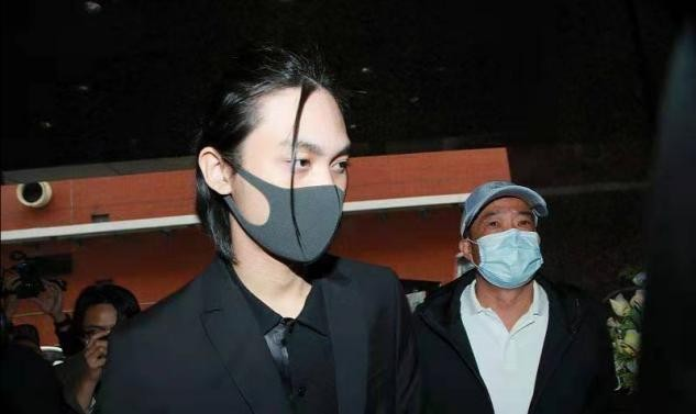 吴孟达出殡现场第三任妻子情绪激动泪奔17岁小儿子眼圈乌黑
