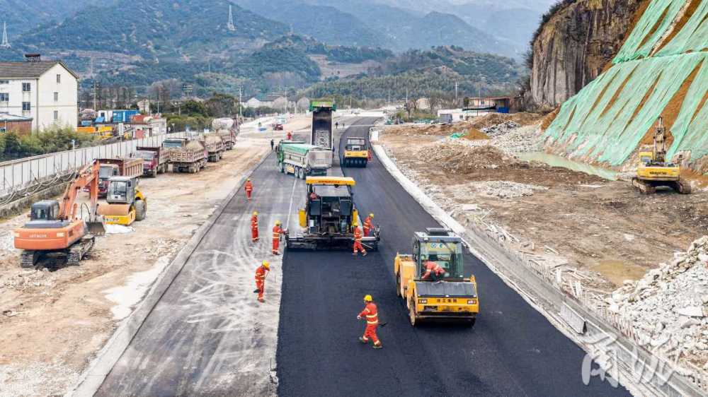 s203省道奉化段公路工程穿越西坞街道,莼湖街道和裘村镇,全长约18公里