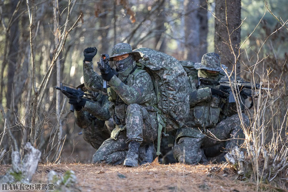 韩国第703特种部队战术训练狙击小组乘直升机作战效率值得商榷