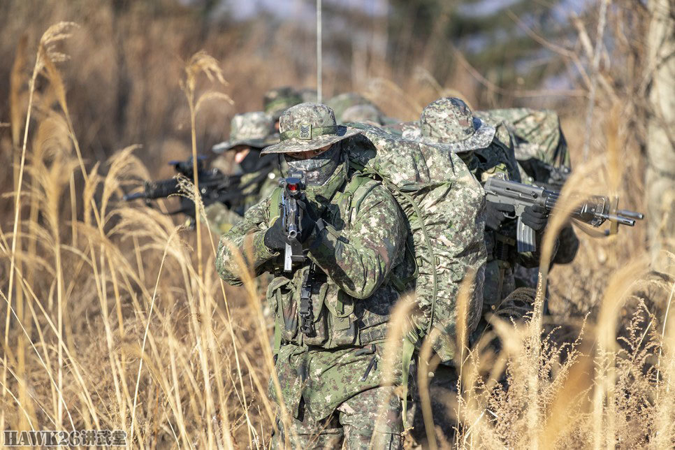 韩国第703特种部队战术训练狙击小组乘直升机作战效率值得商榷