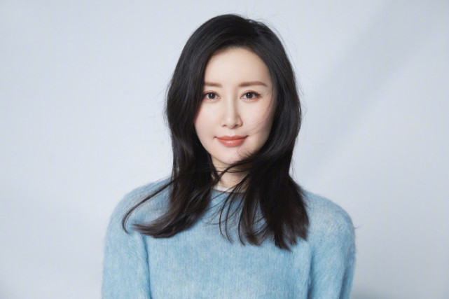 33岁舒畅五官精致迷人,笑容甜美似少女,身材窈窕惹人羡