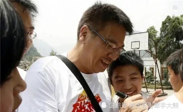 就像是邻家大哥一样没有架子这是当时汶川地震当地人对吴孟达的评价