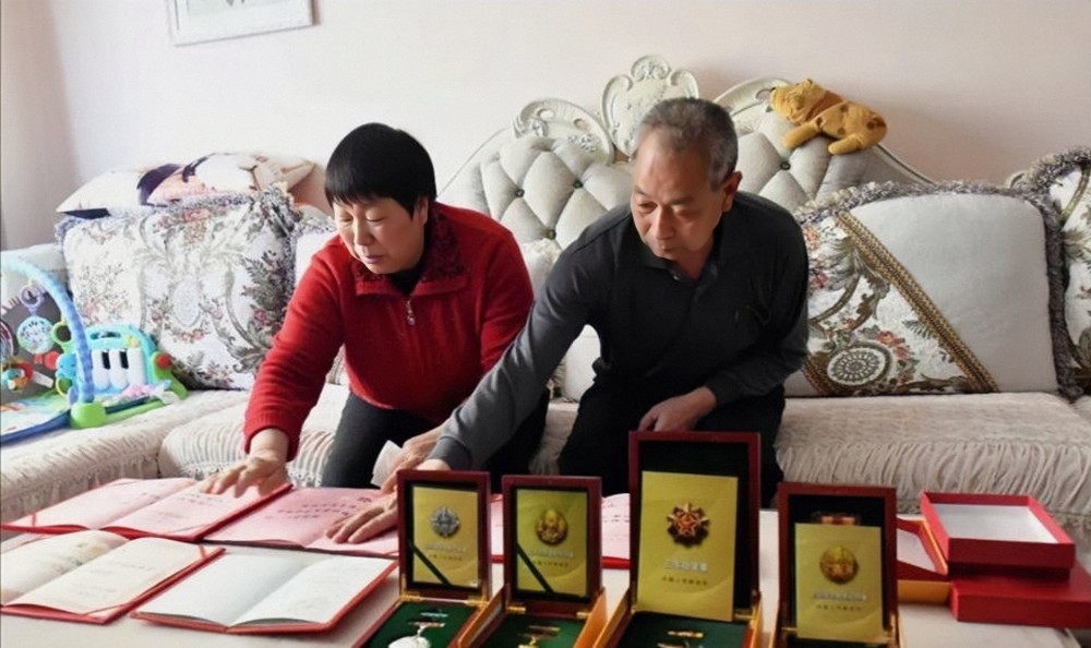 英雄营长陈红军的父母一定把孙子培养成才