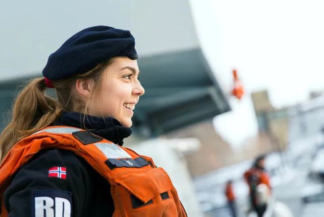 挪威如何男女平权?强制女性服兵役,可担任潜艇长,飞行员等要职