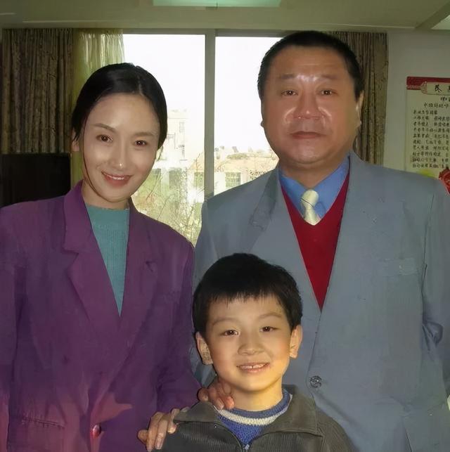 范伟与妻子,结婚30年零绯闻,妻子年轻貌美似少女,范伟却老了