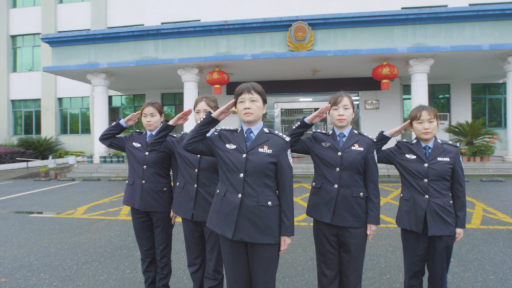 堅守高牆28年麻辣女民警的柔情故事