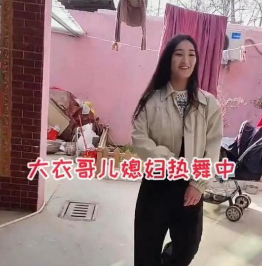 拍摄者领免费茶水,大衣哥搬出织布机应对?