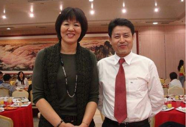 生活的重心已经回归到家庭,当初为了带女排,李东红一个人在背后操持起