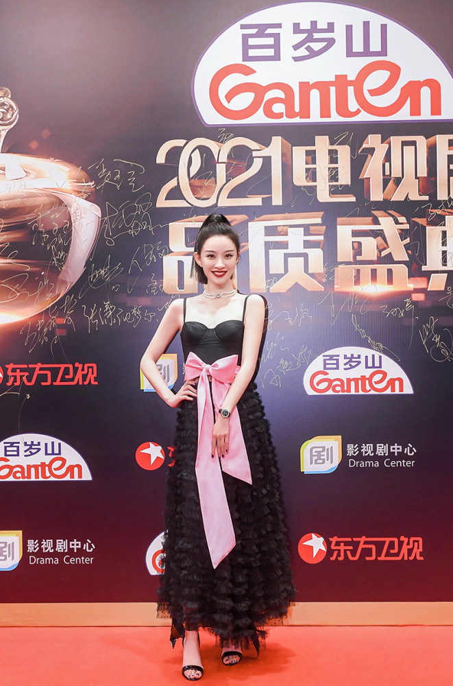 作为红毯新人,孙佳雨一袭黑色吊带礼服亮相,直发高马尾搭配夺目红唇