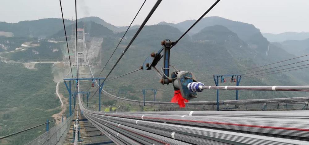 瓮开高速开州湖悬索桥主缆架设完成