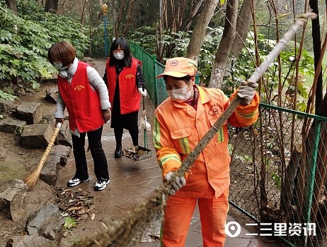 來看公園裡這些女環衛工人們怎麼過三八節