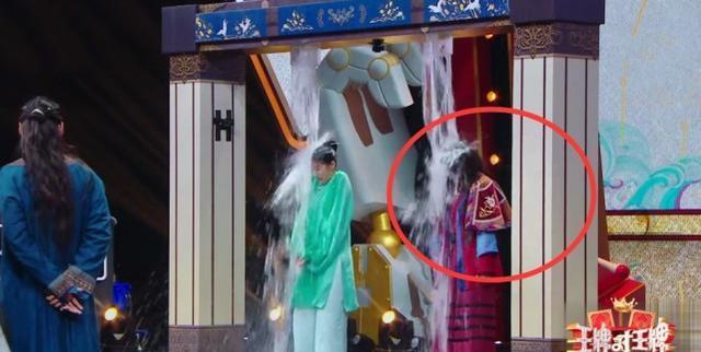 华晨宇淋水后为何不抬头不经意间看清素颜这才是31岁的样子