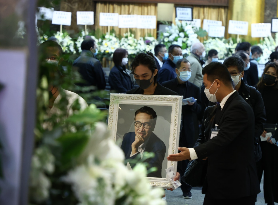 吴孟达昔日未能替师父扶灵,如今师母穿素衣送他最后一程_腾讯新闻