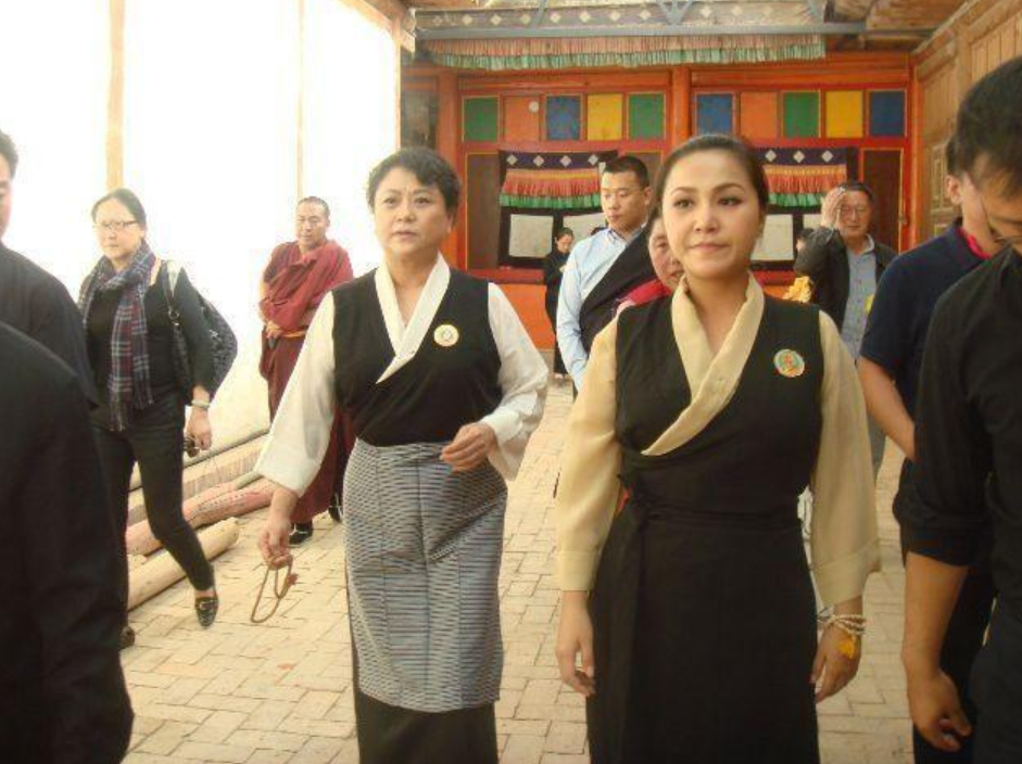 外公是开国上将,自己是校花,本是给活佛说媒,却被活佛娶为妻