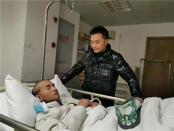 不过,龙浩对于自己账号被封禁觉得很冤,自己从没有借着帮助他人的名义