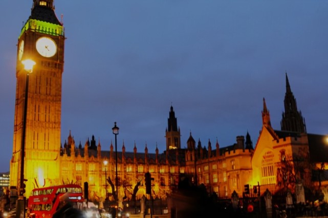 英国神圣的西敏寺,牛顿就埋葬于此,内部壮观而又庄重
