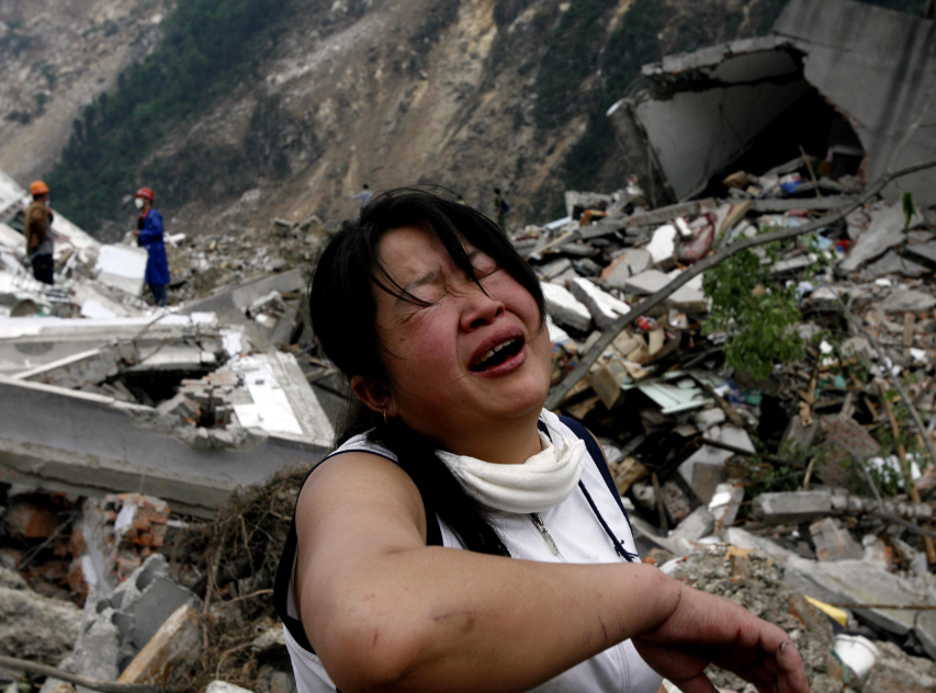 汶川地震中死去的美女图片