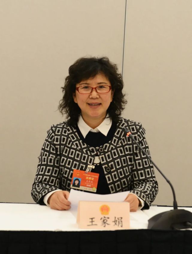全国人大代表,辽宁省辽阳市第一高级中学教师王家娟