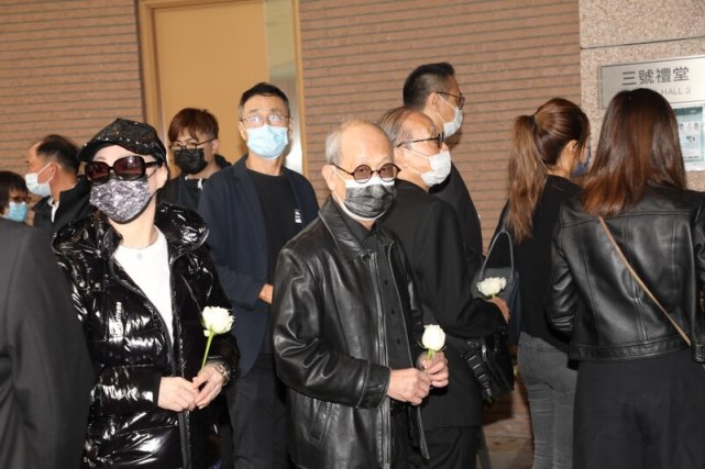 吴孟达出殡细节曝光两任妻子真实关系儿子看着达叔化轻