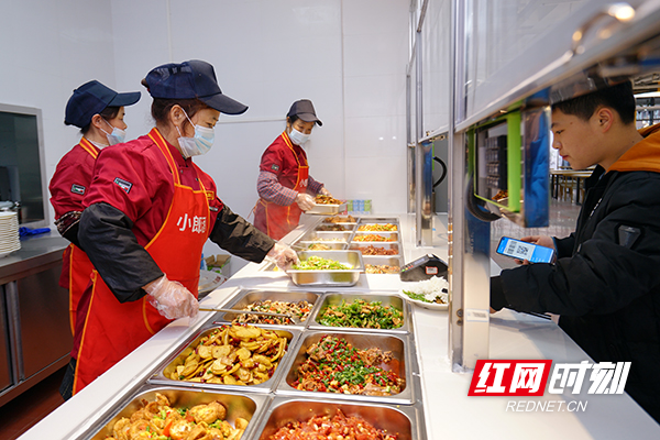 广西玉林技师学院食堂图片