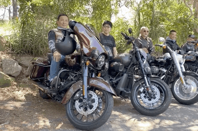 林哥是一位快60岁的大哥了, 他年轻的时候就偷偷骑家里的摩托车.