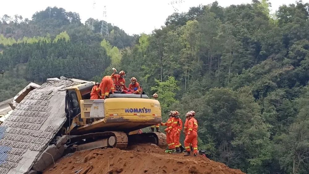 桂林某地拆房遇意外坍塌1人被困挖掘機內