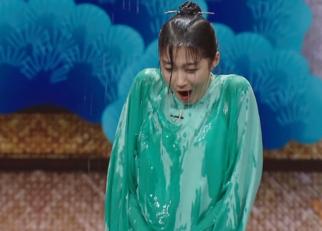 王牌史上最惨女嘉宾生理期被浇冰水后半场扶着腰强忍腹疼