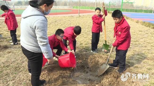 67秒丨要好好爱护它们 潍坊这些小学生 认养 了自己的小树苗 腾讯新闻