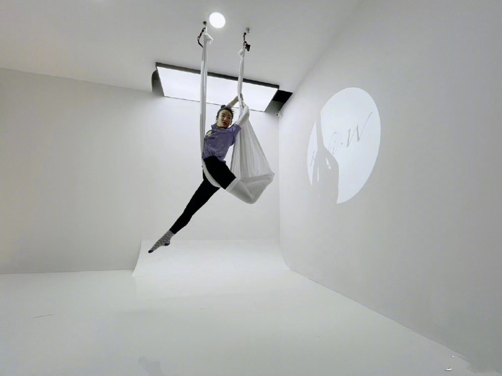 黄奕晒倒立健身照为身材练出满手茧子直呼我是妇女我光荣