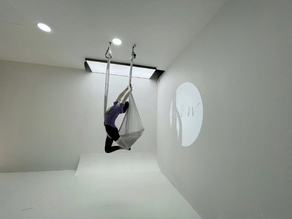 黄奕晒倒立健身照为身材练出满手茧子直呼我是妇女我光荣